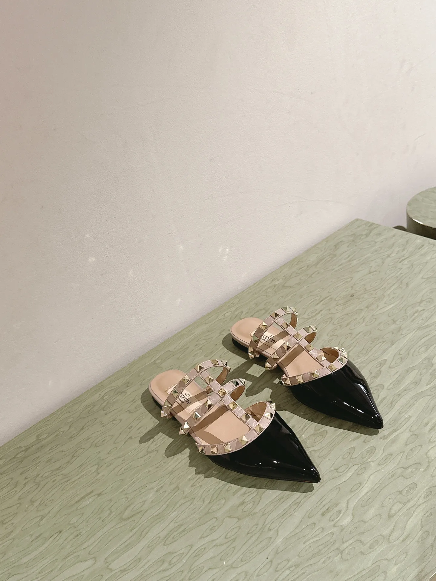 👟👟Ex-factory price 520👟👟 Women's Shoes Women's Clothing | ²⁰²4 𝐬𝐬 🤍🤎 Versatile series for all seasons! Is your shoe cabinet missing a pair? [Proud] Purchasing agent level! 🔥 The entire VALENTINO series is produced by Taiwan-funded factories! Getting in and out of the counter is stress-free! ROCKSTUD Valentino studded patent leather ballet flats ONE STUD retro craft pyramid large rivet buckle flats/high heels Smooth shoe lines and awesome version Comfortable upper foot. Increases height. Looks slimmer. Elongates leg lines. Imported mirrored calfskin/cow patent leather/high-density silk material Lambskin lining Italian high-density leather outsole Size35-39 (40/41/42 can be customized) Heel height: flat/4.5cm/ Counter synchronized gift box 💝 packaging!